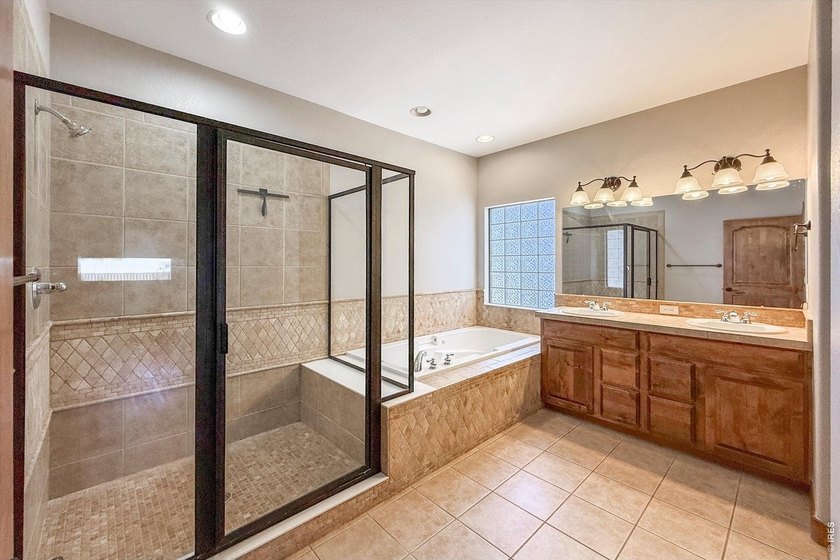 Fabulous stucco ranch home in great condition! Boasting great - photo 22