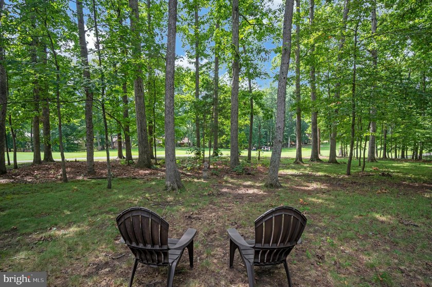 Tucked in the cul-de-sac &amp; sitting on a wooded lot give this - photo 2