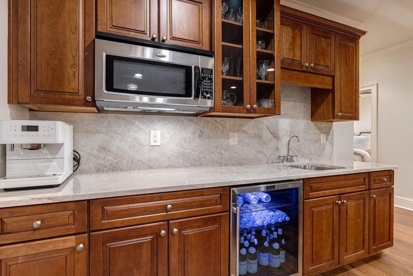 STUNNING LOCK-N-LEAVE TOWNHOME WITH A TWO CAR GARAGE CLOSE TO - photo 32