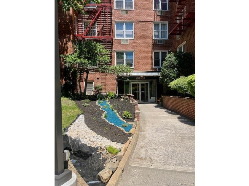 Well maintained large 2 bedroom with Terrace. This elevator - photo 2