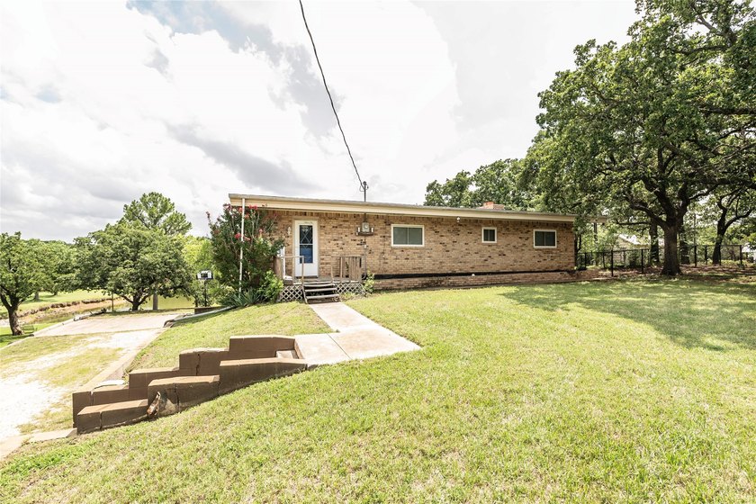 Lakefront Living on Lake Nocona! Escape to this spacious - photo 3