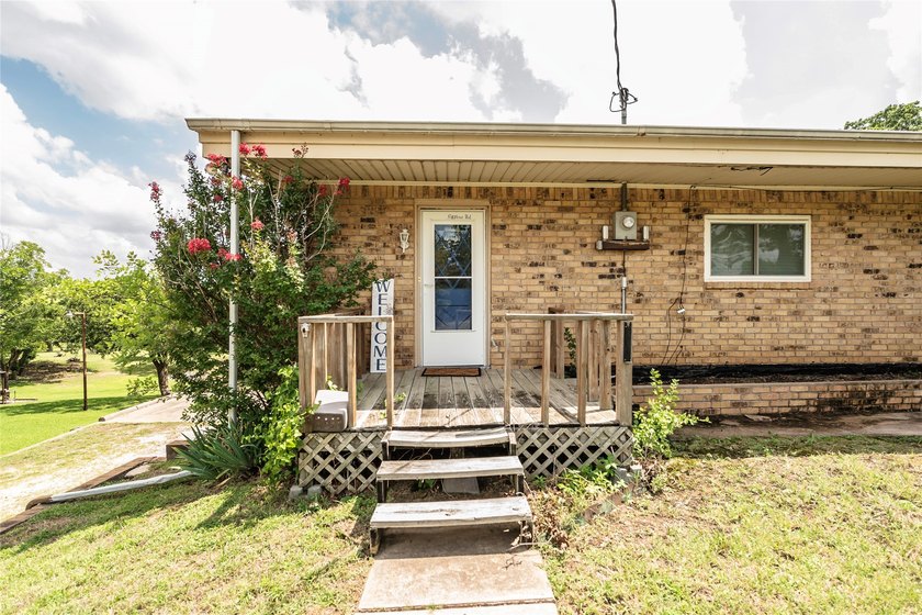 Lakefront Living on Lake Nocona! Escape to this spacious - photo 4