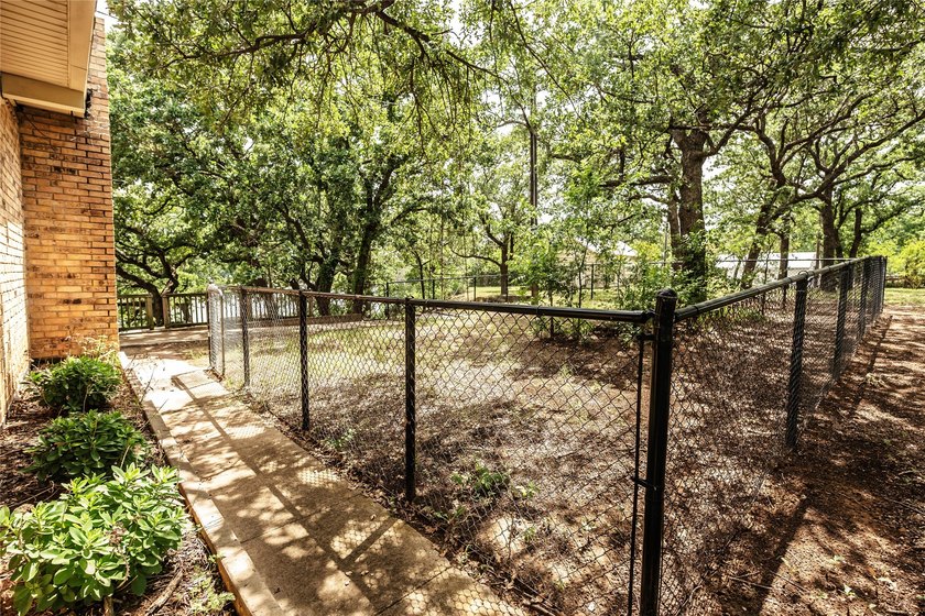 Lakefront Living on Lake Nocona! Escape to this spacious - photo 6