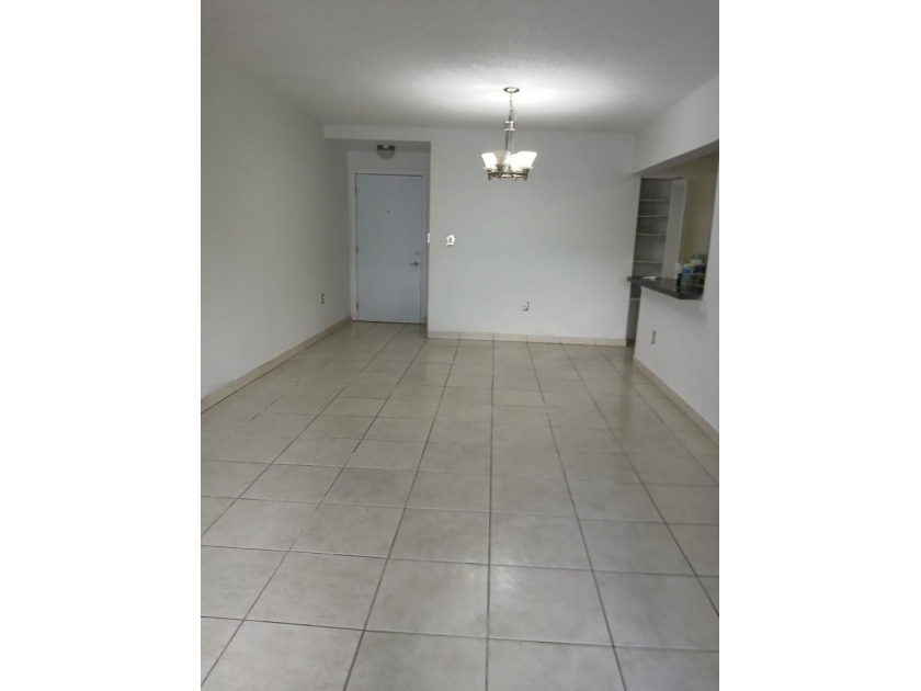 Excellent buyer or investor 2/2 first floor unit in West - photo 2