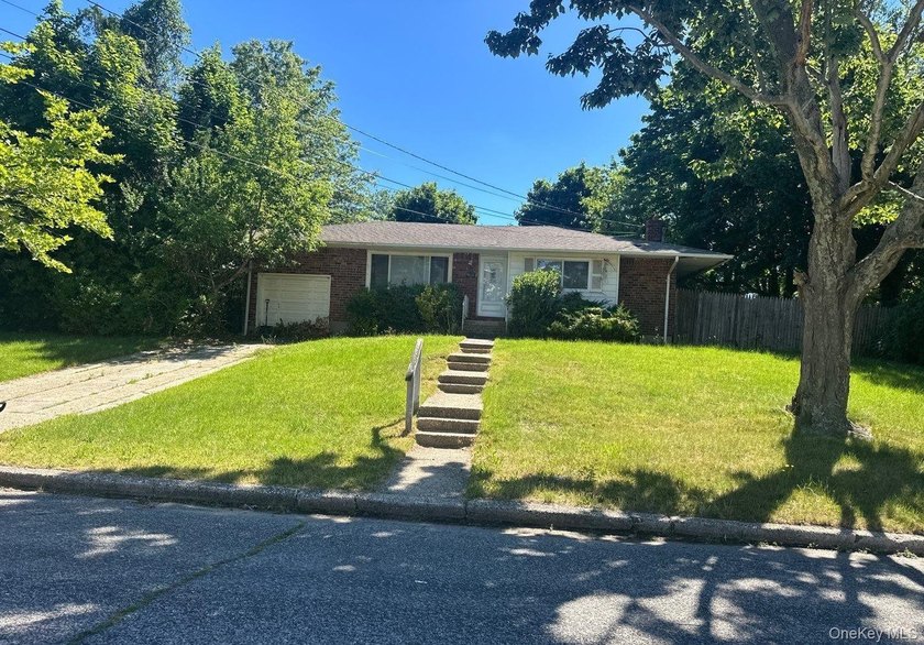 This Ranch Style Home Features 3 Bedrooms, Full Bath, Eat In - photo 3