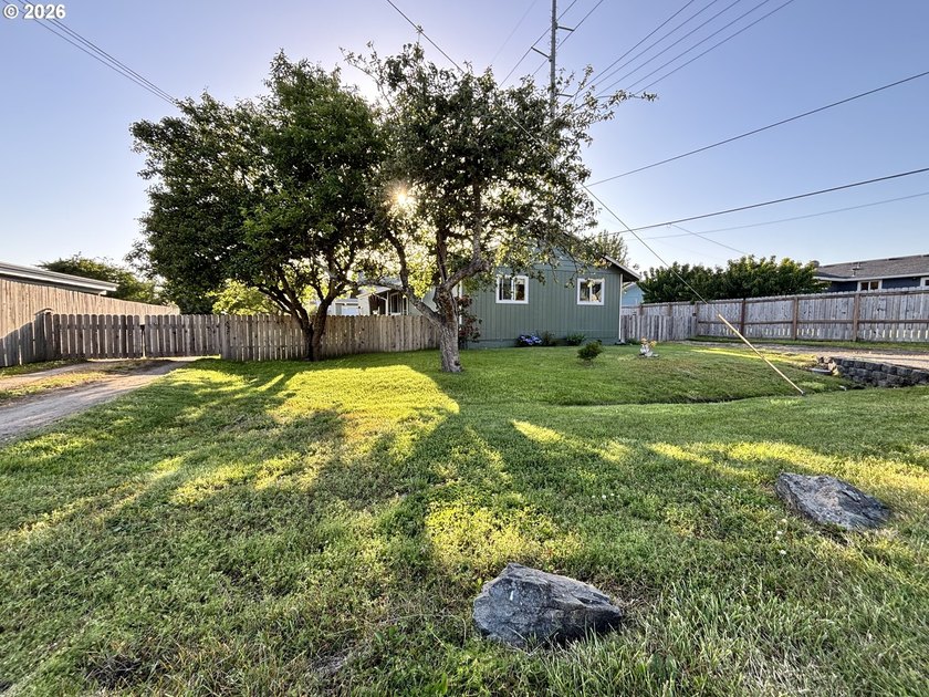 Welcome home to this beautifully maintained 1969 charmer - photo 2