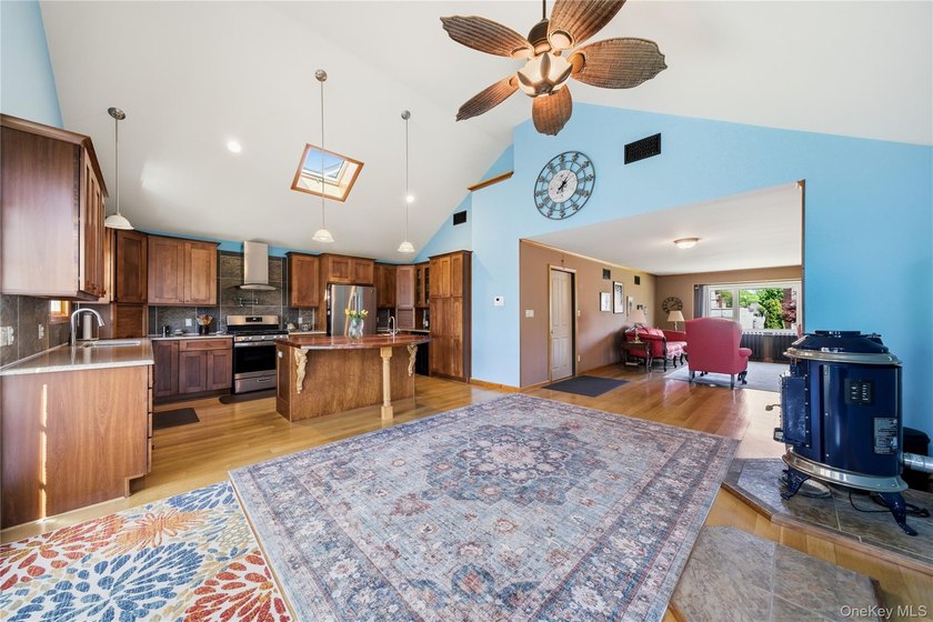 Welcome to this beautifully upgraded and meticulously maintained - photo 17