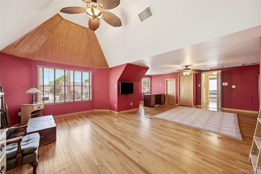 Welcome to this beautifully upgraded and meticulously maintained - photo 25