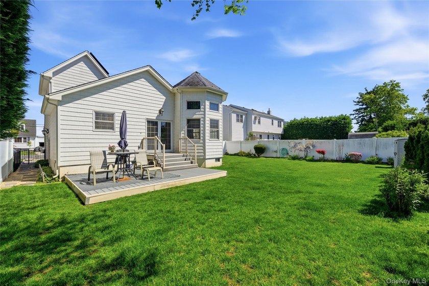 Welcome to this beautifully upgraded and meticulously maintained - photo 33