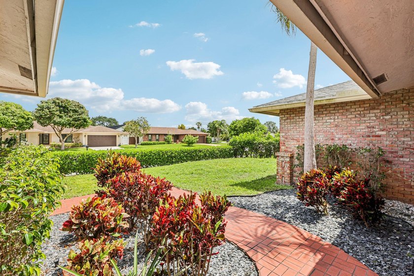 Beautifully modern remodeled 4-bedroom, 2-bath pool home in - photo 2