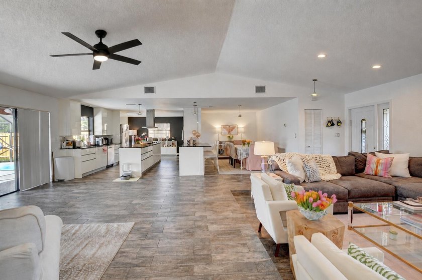 Beautifully modern remodeled 4-bedroom, 2-bath pool home in - photo 3