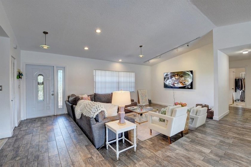 Beautifully modern remodeled 4-bedroom, 2-bath pool home in - photo 5