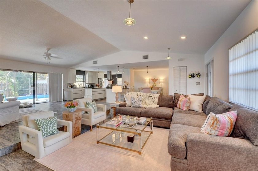 Beautifully modern remodeled 4-bedroom, 2-bath pool home in - photo 7
