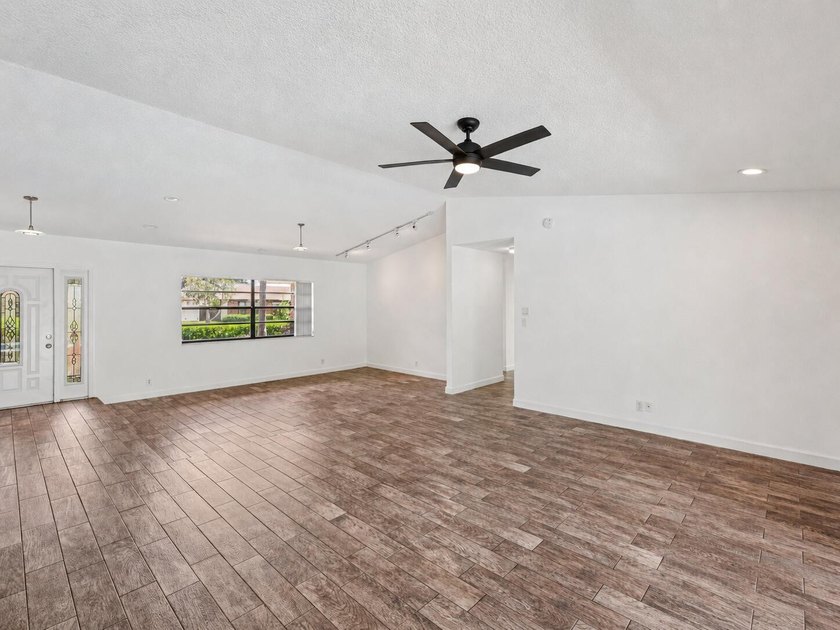 Beautifully modern remodeled 4-bedroom, 2-bath pool home in - photo 8