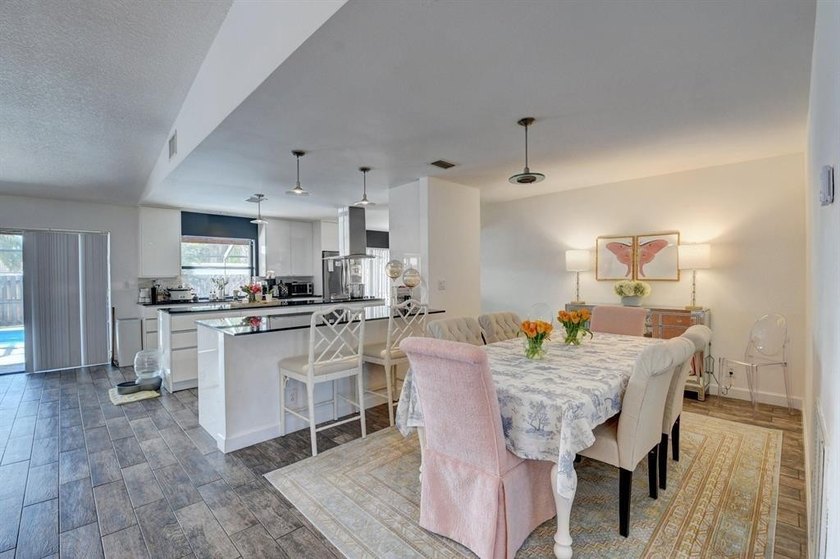 Beautifully modern remodeled 4-bedroom, 2-bath pool home in - photo 9