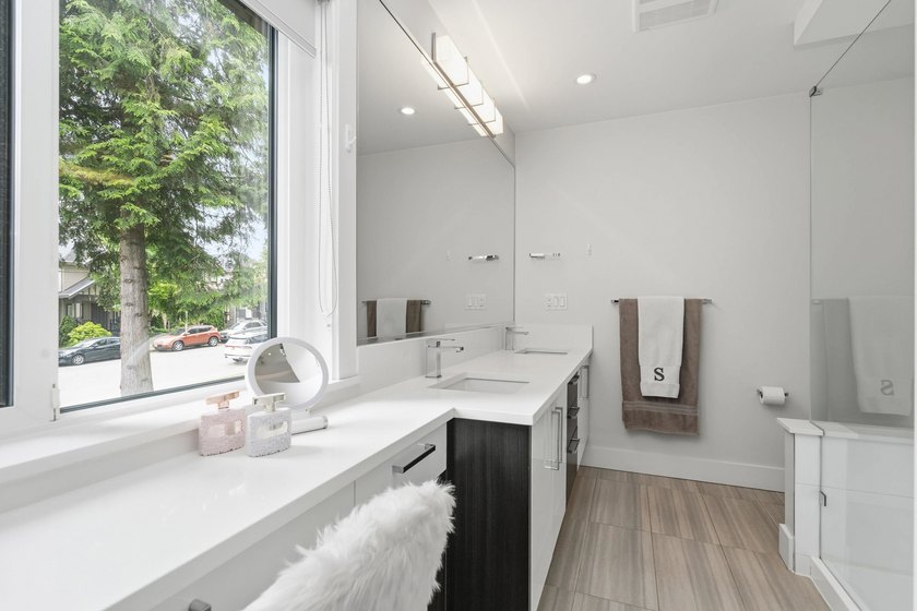 Welcome to this beautifully maintained and exceptionally - photo 25