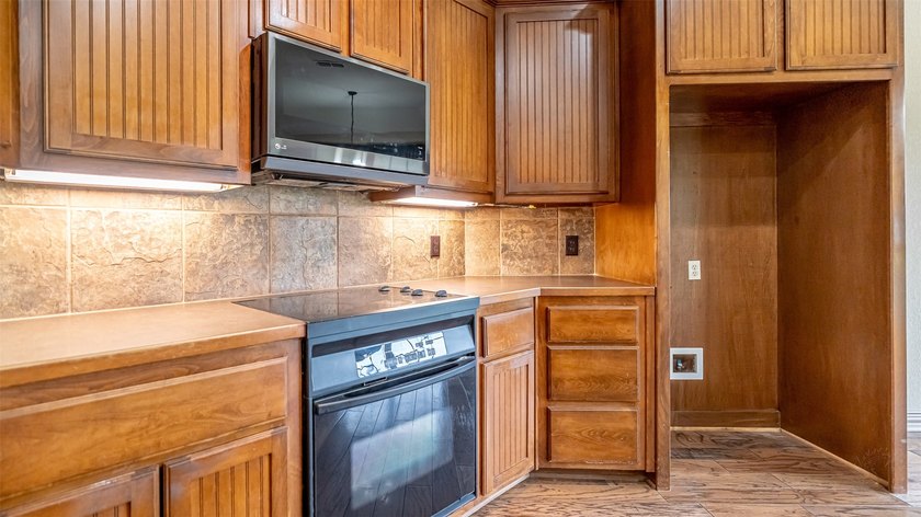 Beautifully maintained brick home with cut stone accents. Easy - photo 11
