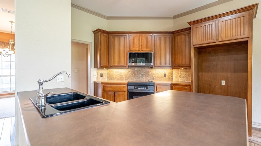 Beautifully maintained brick home with cut stone accents. Easy - photo 12