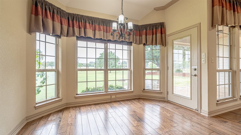 Beautifully maintained brick home with cut stone accents. Easy - photo 13