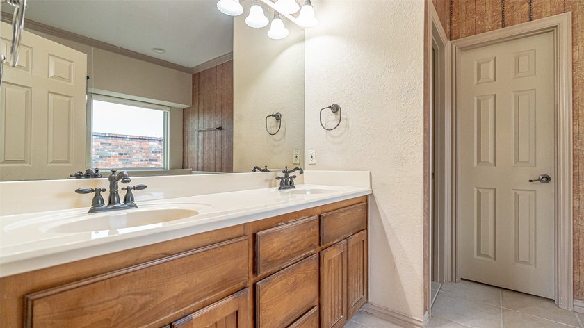 Beautifully maintained brick home with cut stone accents. Easy - photo 16