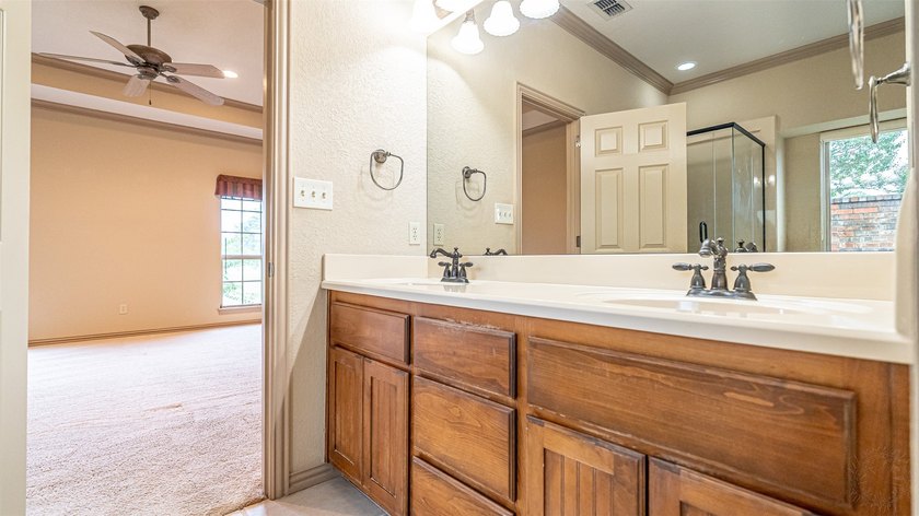 Beautifully maintained brick home with cut stone accents. Easy - photo 17