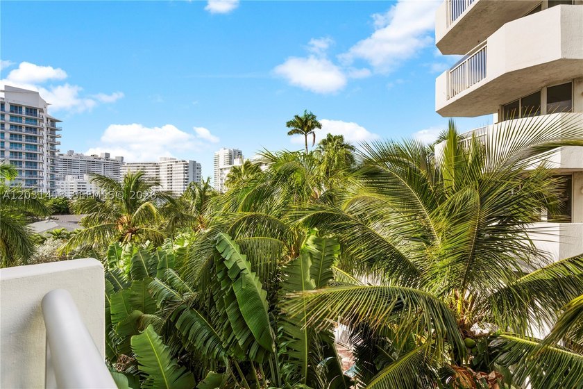 A South Beach condo that checks all the boxes. This 700 sq ft, 1 - photo 18