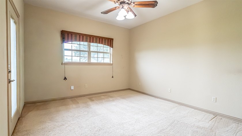 Beautifully maintained brick home with cut stone accents. Easy - photo 23