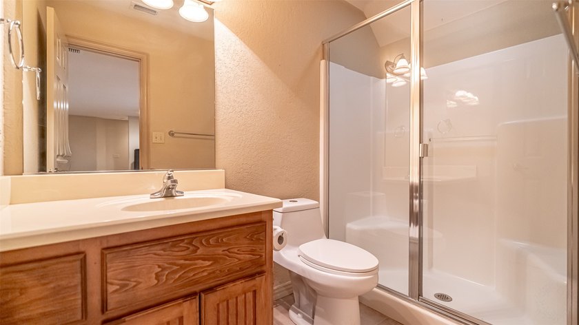 Beautifully maintained brick home with cut stone accents. Easy - photo 26