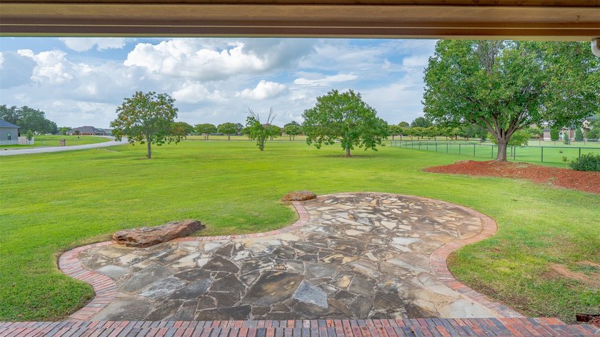 Beautifully maintained brick home with cut stone accents. Easy - photo 31