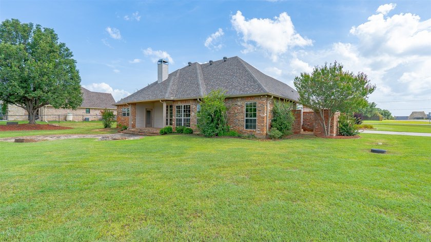 Beautifully maintained brick home with cut stone accents. Easy - photo 32