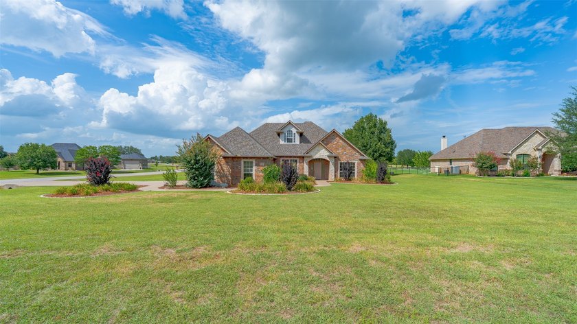 Beautifully maintained brick home with cut stone accents. Easy - photo 33