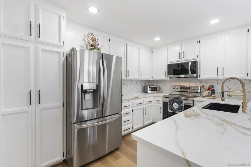 A pleasure to show! Location, Location. Top Floor Unit with high - photo 3