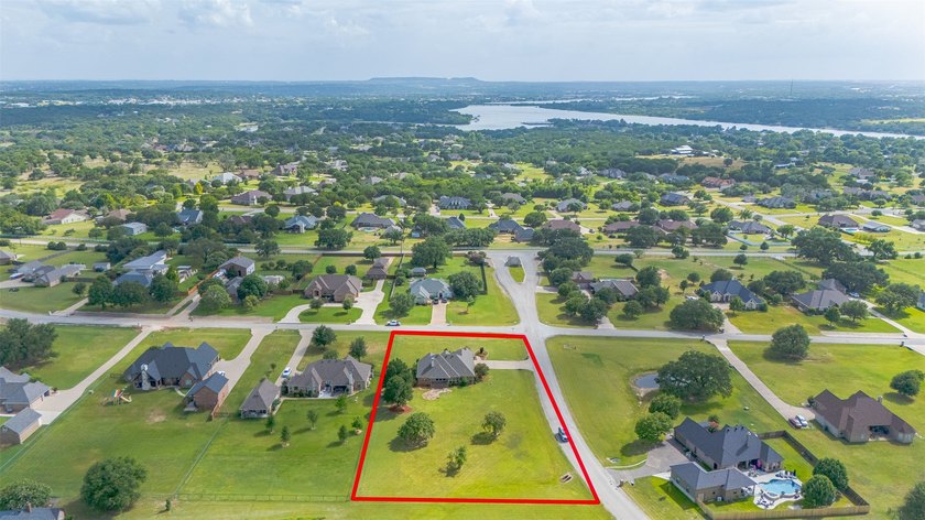 Beautifully maintained brick home with cut stone accents. Easy - photo 35
