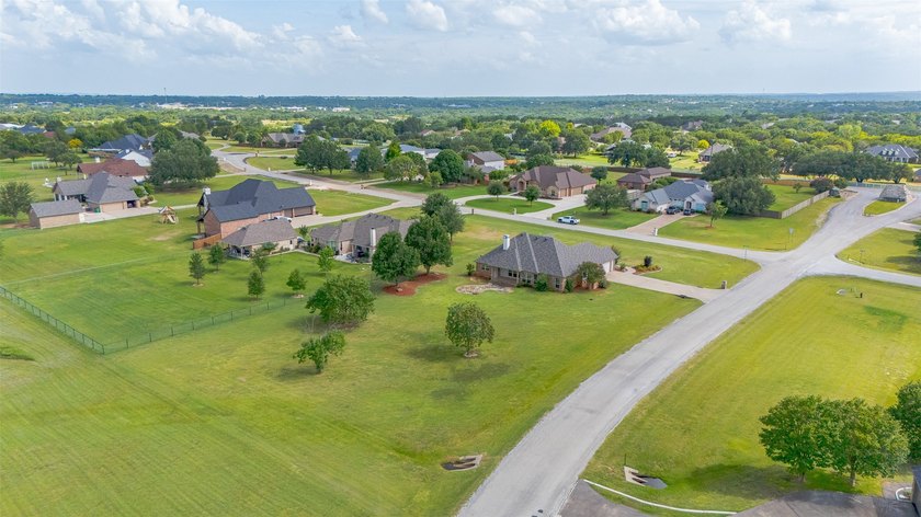 Beautifully maintained brick home with cut stone accents. Easy - photo 36