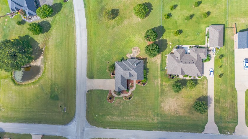 Beautifully maintained brick home with cut stone accents. Easy - photo 38