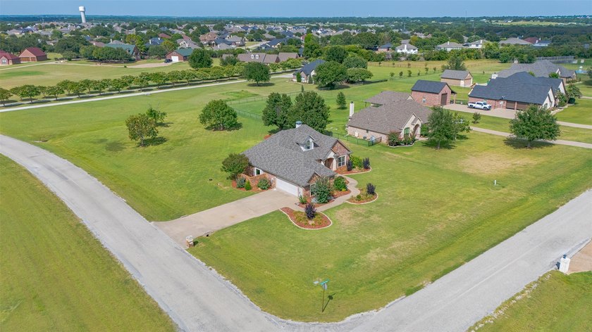 Beautifully maintained brick home with cut stone accents. Easy - photo 39