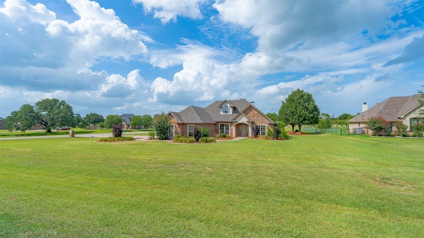 Beautifully maintained brick home with cut stone accents. Easy - photo 40