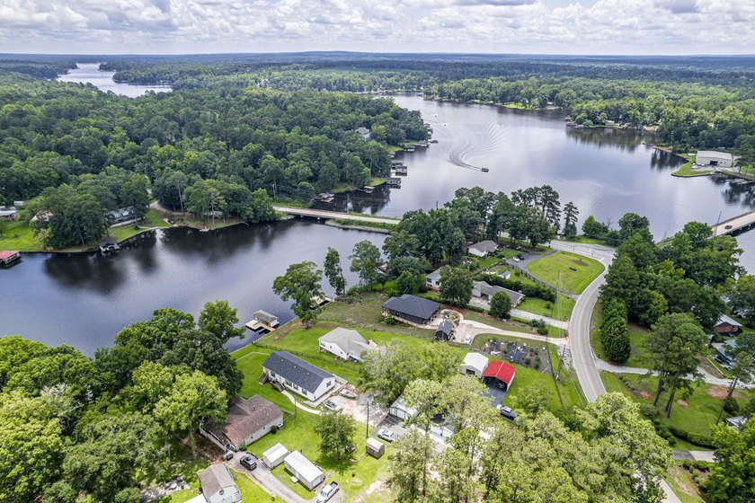 Welcome to 477 Avant Road, where classic Lake Sinclair cottage - photo 39