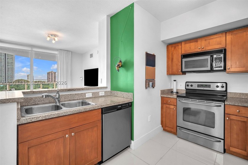 Discover exceptional value in the heart of Brickell with this - photo 12