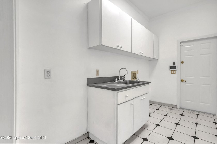 Exceptional value in this custom-built 3,300 sq. ft. concrete - photo 20