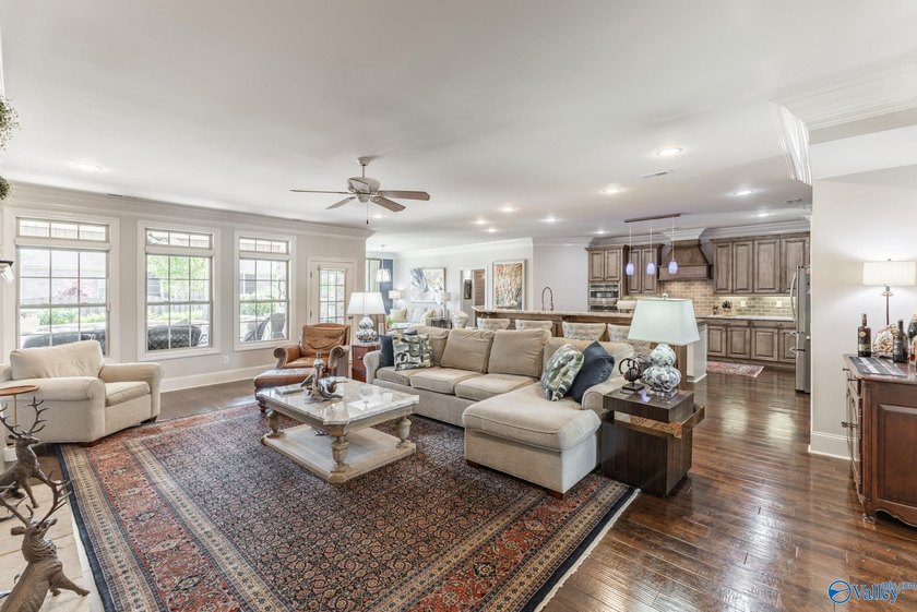 Luxury meets lifestyle in this updated Lake Forest retreat - photo 4