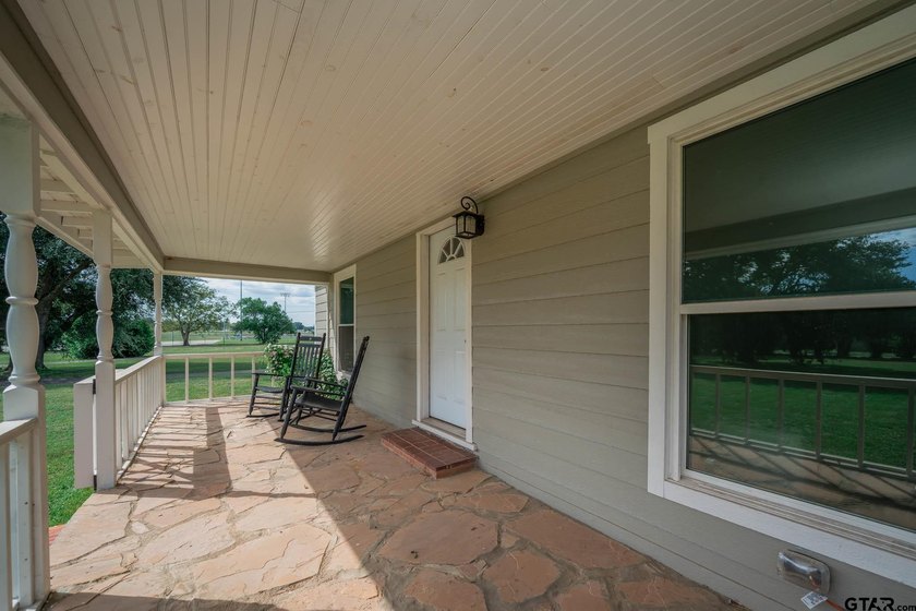 Just minutes from Lake Jacksonville, this beautifully renovated - photo 2