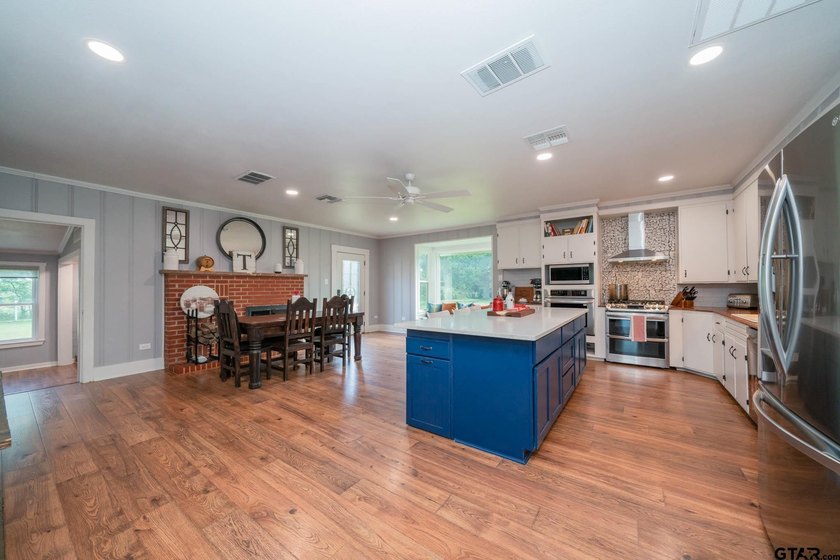 Just minutes from Lake Jacksonville, this beautifully renovated - photo 5