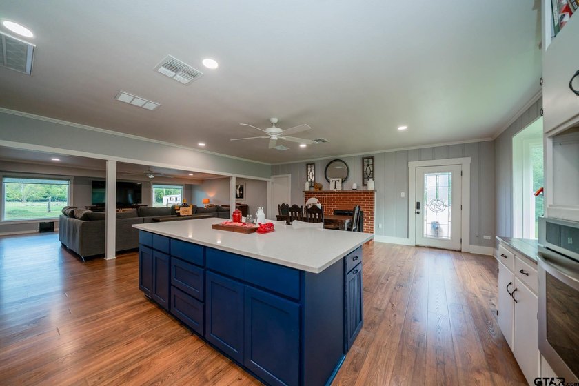 Just minutes from Lake Jacksonville, this beautifully renovated - photo 7