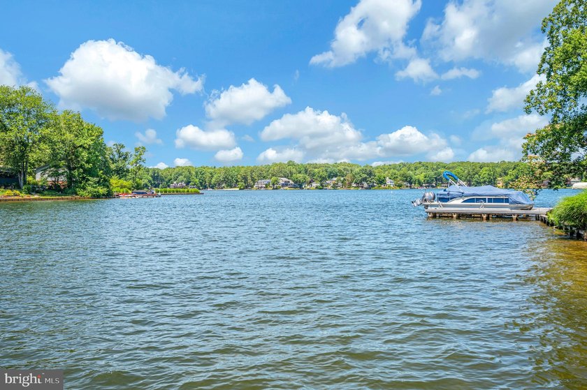 Nestled in a peaceful cove with stunning main lake views and - photo 2