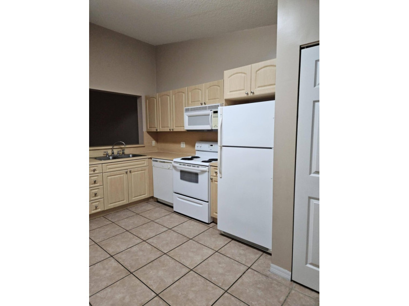 Spacious 2 bedrooms 2 baths on the water with an eat in kitchen - photo 4