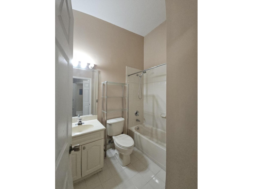 Spacious 2 bedrooms 2 baths on the water with an eat in kitchen - photo 5
