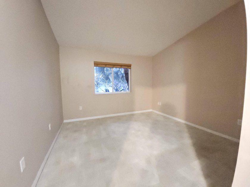 Spacious 2 bedrooms 2 baths on the water with an eat in kitchen - photo 7