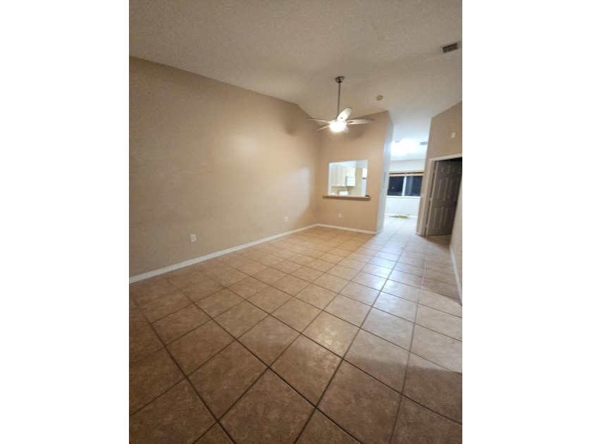 Spacious 2 bedrooms 2 baths on the water with an eat in kitchen - photo 10