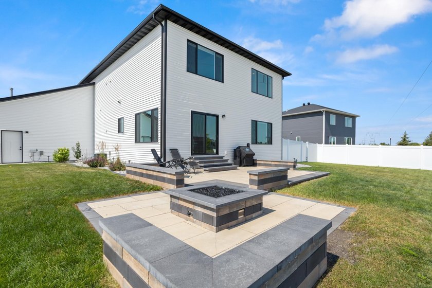 Welcome to this exceptional two-story home, perfectly situated - photo 5